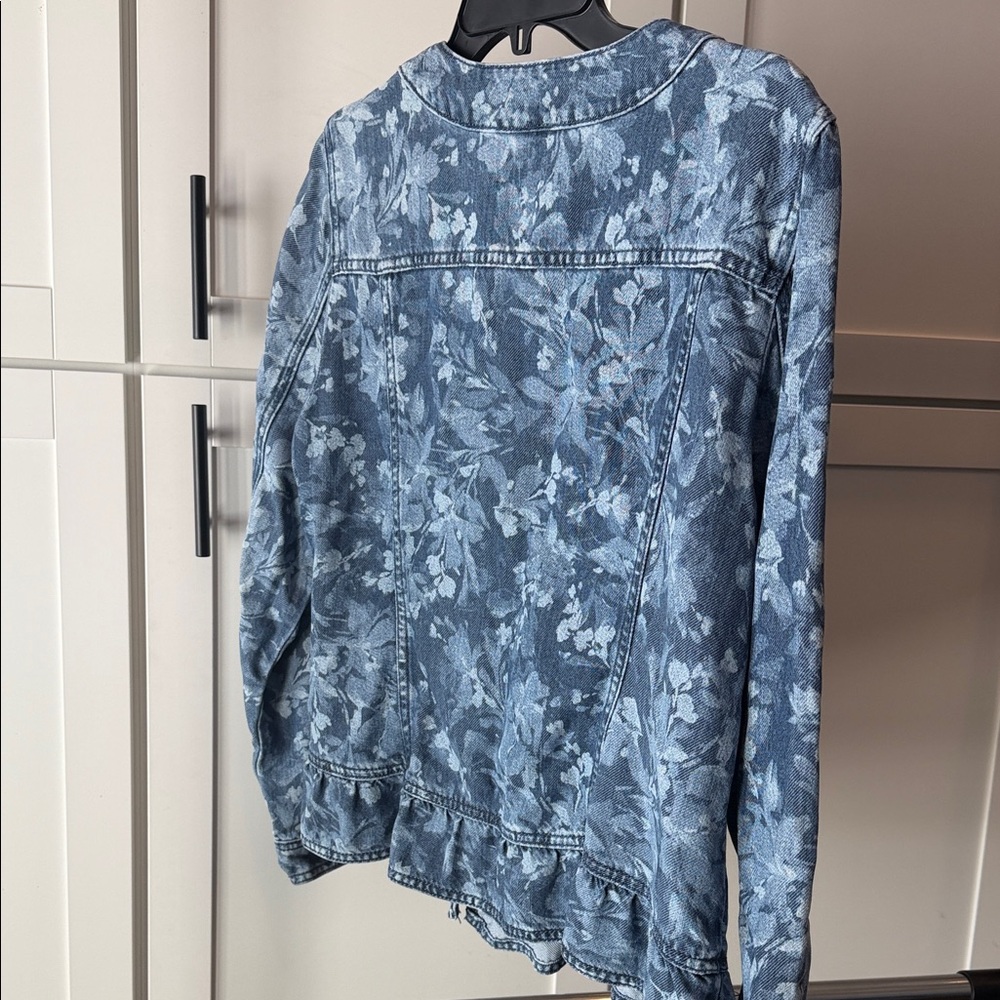 Super soft! Chico's Dark Blue Patterned Jean Jacket - Picture 7 of 8